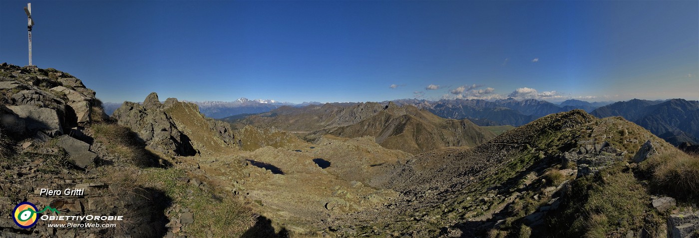 49 Vista panoramica dalla Cima Piazzotti sul percorso di salita dal Rif. Benigni.jpg